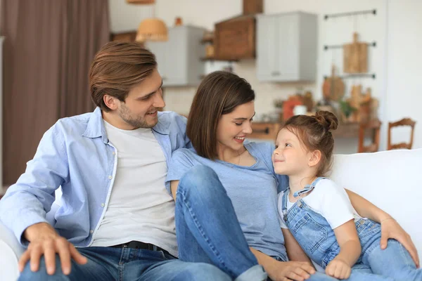 Positiva Vänliga Unga Föräldrar Med Leende Liten Dotter Sitter Soffan — Stockfoto