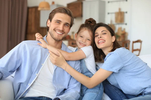 Positieve Vriendelijke Jonge Ouders Met Glimlachende Kleine Dochter Samen Bank — Stockfoto