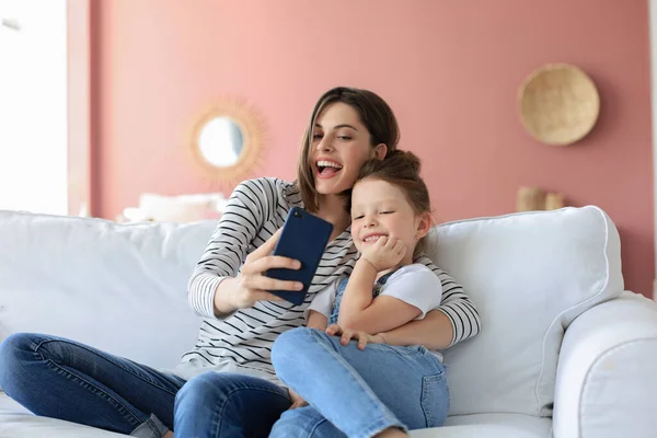 Bela Jovem Mãe Sua Filhinha Tirando Uma Selfie Com Smartphone — Fotografia de Stock