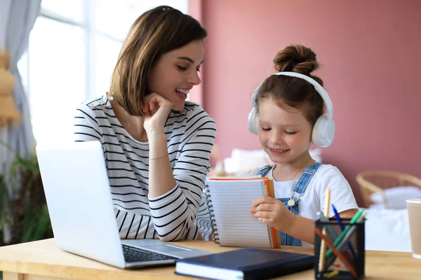 Anya Kislánya Házit Csinálnak Neten Távolsági Tanulás Online Oktatás — Stock Fotó