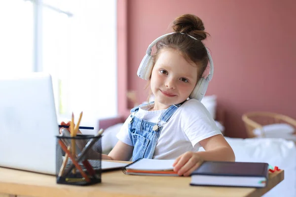 Sorrindo Menina Fones Ouvido Estudo Caligrafia Line Usando Laptop Casa Imagens Royalty-Free