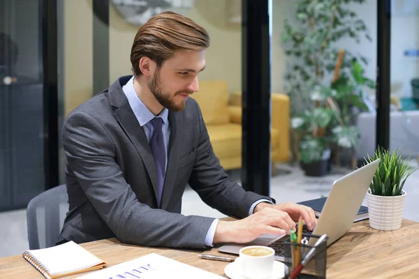 Fiatal Modern Üzletember Dolgozik Laptoppal Miközben Irodában — Stock Fotó