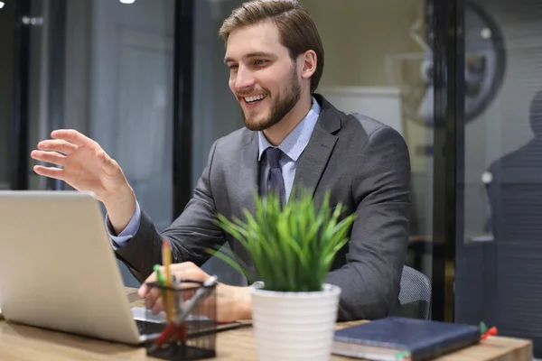 Lächelnder Junger Geschäftsmann Mit Videoanruf Büro — Stockfoto