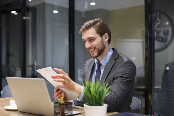 Усміхнений Молодий Бізнесмен Має Відеодзвінок Офісі — стокове фото