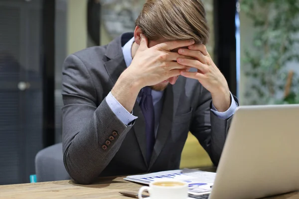 Takım Elbiseli Genç Bir Adamının Ofiste Otururken Yüzünü Elinde Tutması — Stok fotoğraf