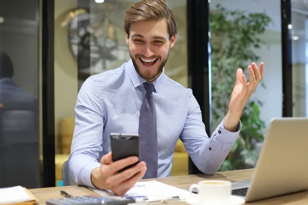 Щасливий Бізнесмен Читає Чудове Повідомлення Своєму Мобільному Телефоні Офісі — стокове фото