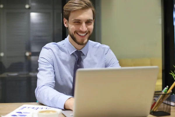 Happy Nowoczesny Biznesmen Działa Pomocą Laptopa Podczas Siedzenia Biurze — Zdjęcie stockowe
