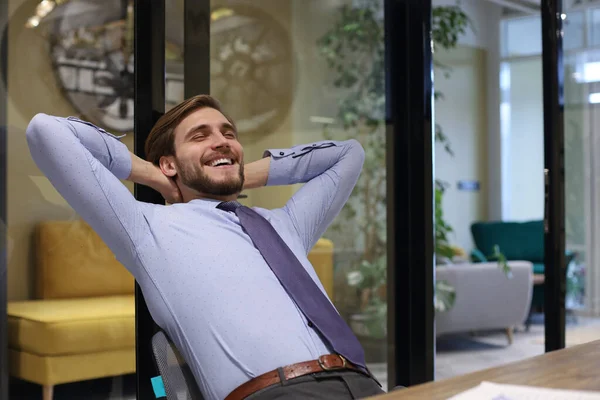 Χαμογελώντας Όμορφος Επιχειρηματίας Χαλαρώνοντας Ένα Σύγχρονο Γραφείο — Φωτογραφία Αρχείου