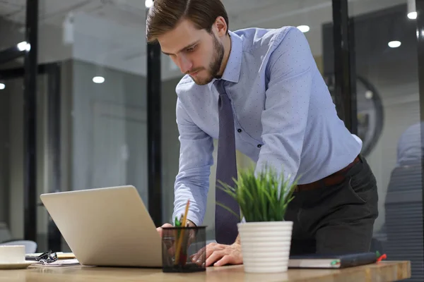 Młody Nowoczesny Biznesmen Analizujący Dane Pomocą Laptopa Podczas Pracy Biurze — Zdjęcie stockowe