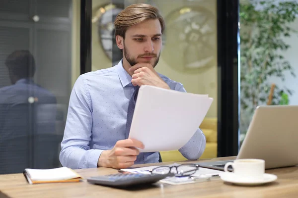 Erfolgreicher Unternehmer Studiert Dokumente Mit Aufmerksamem Und Konzentriertem Blick — Stockfoto