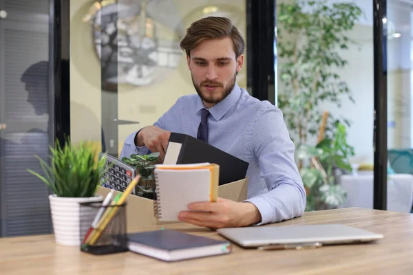 Triste Trabajador Despedido Están Tomando Sus Suministros Oficina Con Oficina — Foto de Stock