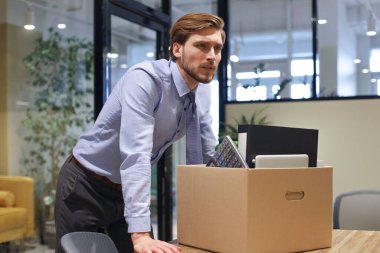 Ofis malzemeleriyle birlikte işten çıkarılan işçi.