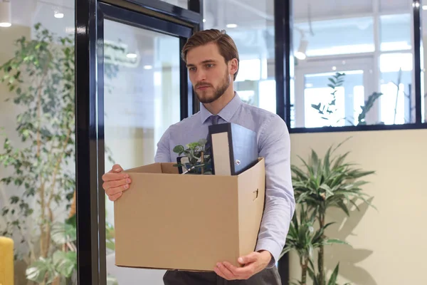 Trabajador Despedido Que Sale Oficina Con Sus Suministros Oficina — Foto de Stock