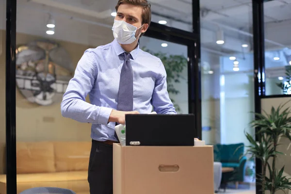 전염병 코로나 바이러스의 의료용 마스크를 직원입니다 불행하게도 근로자가 사무실 물품을 — 스톡 사진