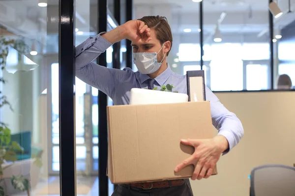전염병 코로나 바이러스의 의료용 마스크를 직원입니다 사무실에서 물건을 가지고 근로자 — 스톡 사진