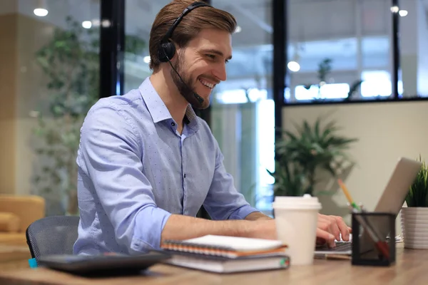 Fröhliche Junge Support Telefon Männlichen Bediener Headset Arbeitsplatz Während Mit — Stockfoto
