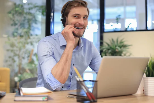 Alegre Operador Masculino Teléfono Soporte Joven Auriculares Lugar Trabajo Mientras —  Fotos de Stock