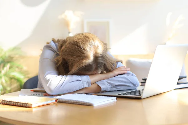 Müde Überarbeitete Frau Ruht Sich Aus Während Sie Notizen Schreibt — Stockfoto