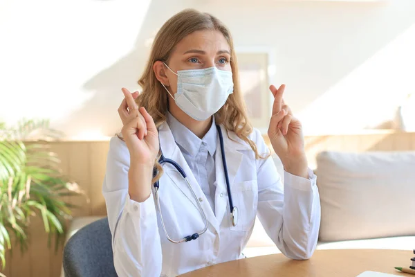 Ženský Doktor Zkříženýma Rukama Sedí Ošetřovně — Stock fotografie