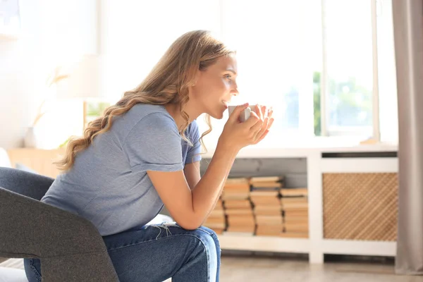 Junge Frau Sitzt Sessel Und Trinkt Kaffee — Stockfoto