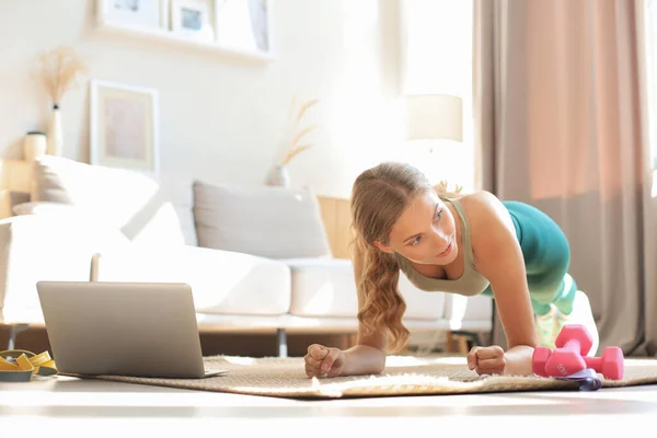 Mulher Fitness Fazendo Prancha Assistindo Tutoriais Line Laptop Treinamento Sala — Fotografia de Stock