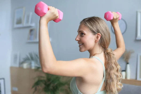 Giovane Bella Ragazza Sportiva Leggings Top Esercizi Con Manubri Uno — Foto Stock