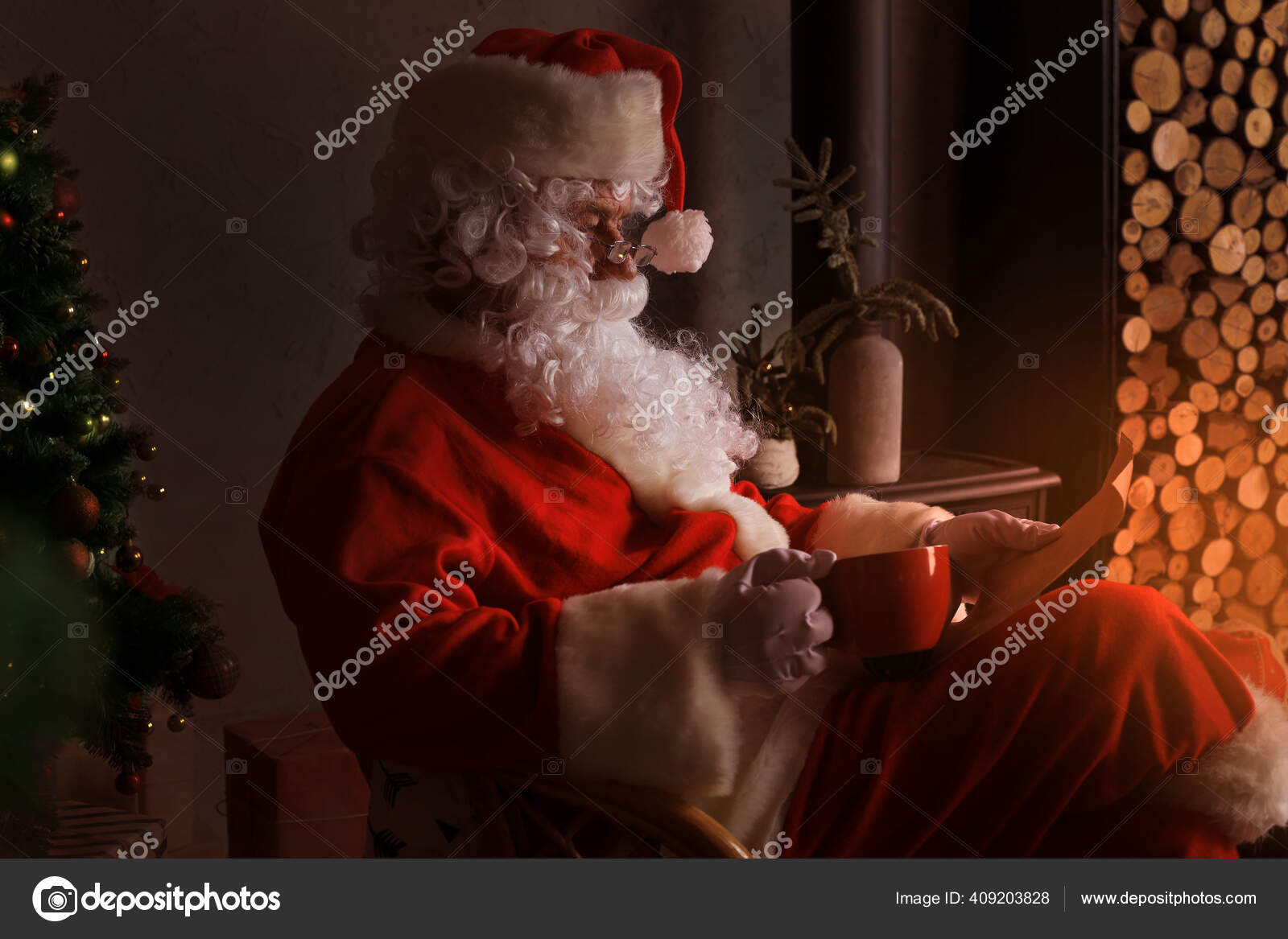 Potret Santa Claus Yang Bahagia Duduk Kamarnya Dekat Perapian Dan