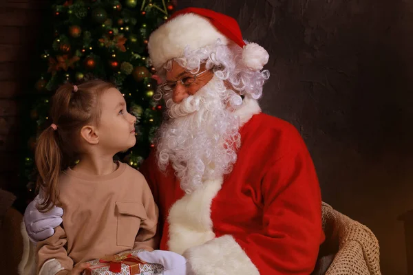 Papai Noel Criança Casa Presente Natal Conceito Férias Família — Fotografia de Stock