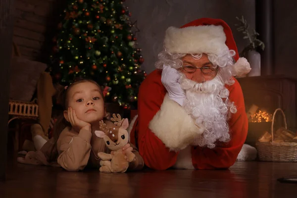 Papai Noel Criança Deitada Chão Casa Presente Natal Conceito Férias — Fotografia de Stock