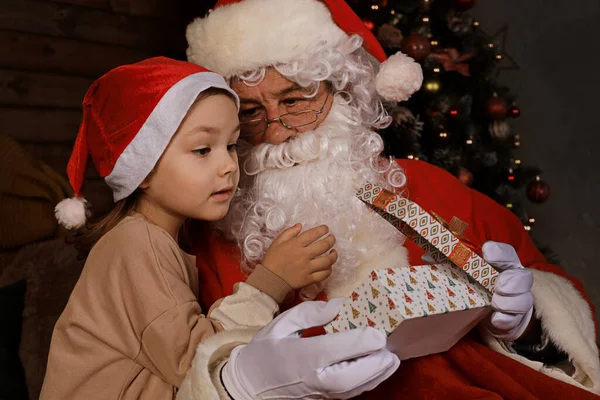 Papai Noel Criança Casa Presente Natal Conceito Férias Família — Fotografia de Stock