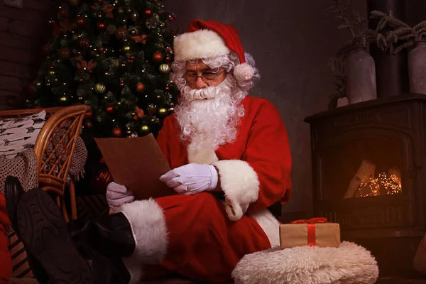 Retrato Papá Noel Feliz Sentado Habitación Casa Cerca Chimenea Lectura — Foto de Stock