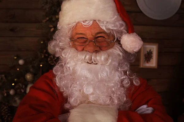 Papai Noel Tradicional Junto Árvore Natal Quarto — Fotografia de Stock