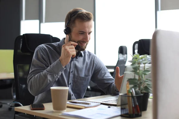 Glimlachende Mannelijke Business Consultant Met Koptelefoon Zittend Modern Kantoor Videogesprek — Stockfoto