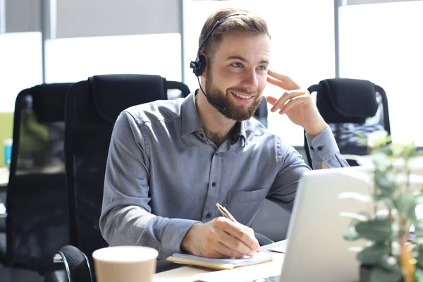 Consultor Negócios Masculino Sorridente Com Fones Ouvido Sentados Escritório Moderno — Fotografia de Stock