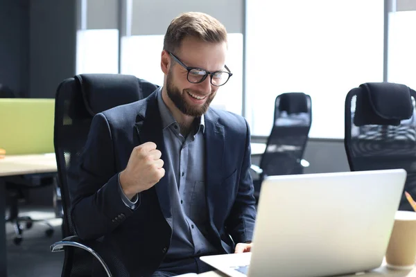 Souriant Jeune Homme Affaires Ayant Appel Vidéo Bureau — Photo