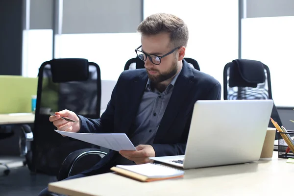 Junger Mann Arbeitet Büro Mit Papieren — Stockfoto