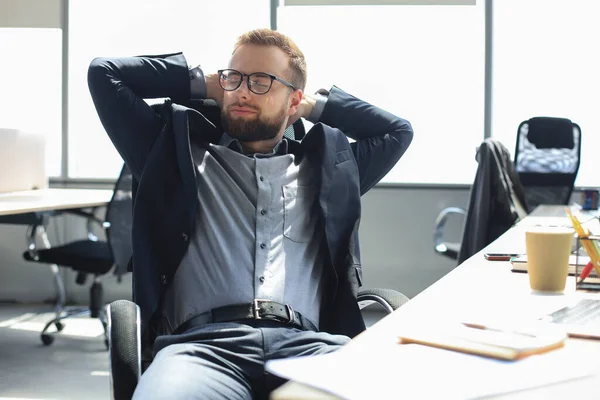 Genç Modern Adamı Ofiste Otururken Ellerini Başının Arkasında Tutuyor Gülümsüyor — Stok fotoğraf