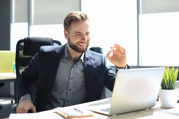 Χαμογελώντας Νεαρός Επιχειρηματίας Που Έχει Βιντεοκλήση Στο Γραφείο — Φωτογραφία Αρχείου
