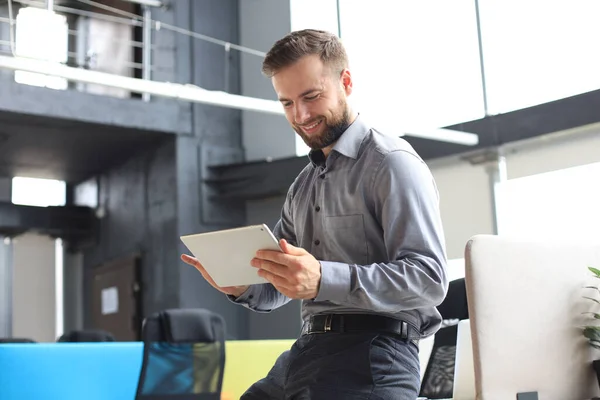 Jovem Empresário Usando Seu Tablet Escritório — Fotografia de Stock