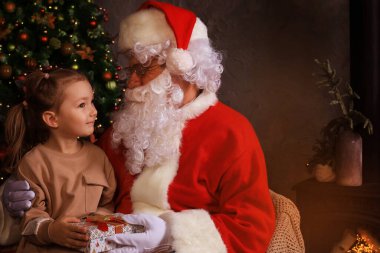 Noel Baba ve çocuk evde. Noel hediyesi. Aile tatili kavramı