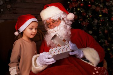 Noel Baba ve çocuk evde. Noel hediyesi. Aile tatili kavramı