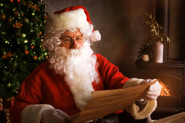 Retrato Papai Noel Feliz Sentado Seu Quarto Casa Perto Árvore — Fotografia de Stock