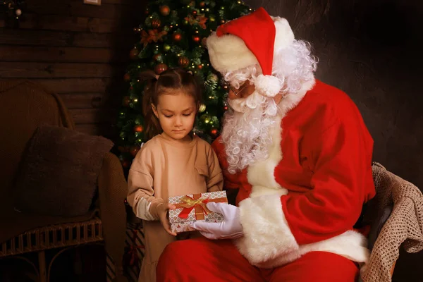 Papai Noel Criança Casa Presente Natal Conceito Férias Família — Fotografia de Stock