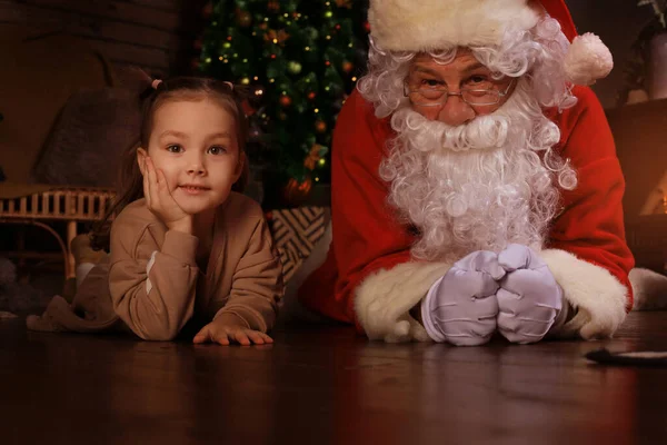 Święty Mikołaj Dziecko Leżące Podłodze Domu Świąteczny Prezent Koncepcja Urlopu — Zdjęcie stockowe