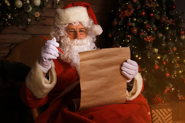 Retrato Papai Noel Feliz Sentado Seu Quarto Casa Perto Árvore — Fotografia de Stock