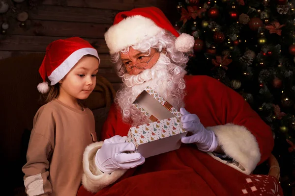 Papai Noel Criança Casa Presente Natal Conceito Férias Família — Fotografia de Stock