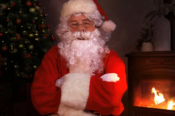 Père Noël Traditionnel Debout Près Cheminée Arbre Noël Dans Une — Photo