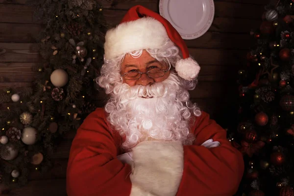 Papai Noel Tradicional Junto Árvore Natal Quarto — Fotografia de Stock