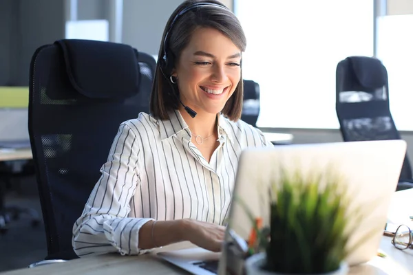 Krásná Usmívající Call Centrum Pracovník Sluchátkách Pracuje Moderní Kanceláři — Stock fotografie