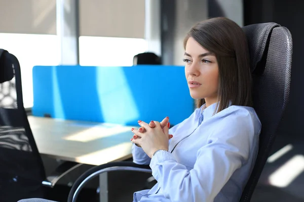 Yoğunlaşmış Modern Kadın Ofiste Çalışırken Hakkında Düşünüyor — Stok fotoğraf